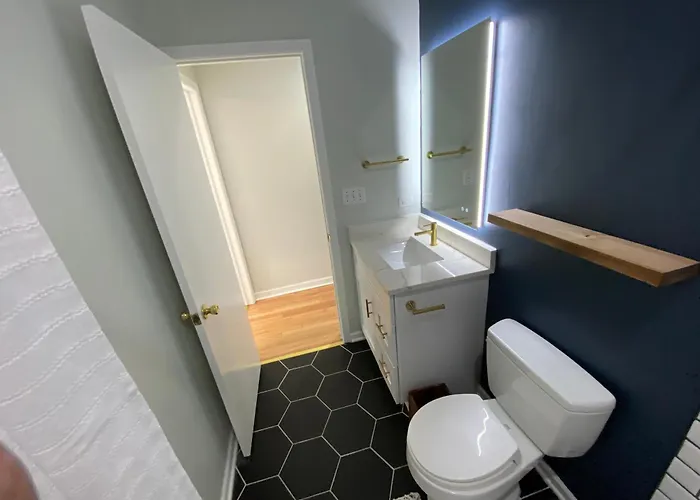 Modern Wrigley Oasis With Parking! * Chicago