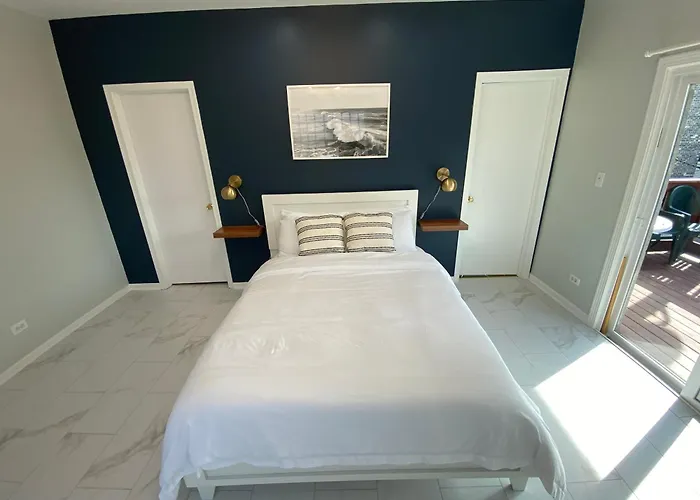 Modern Wrigley Oasis With Parking! Holiday home Chicago