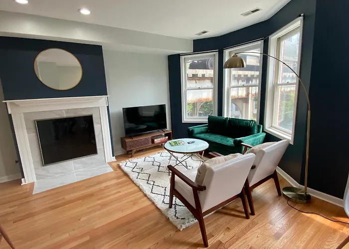 Modern Wrigley Oasis With Parking! Chicago