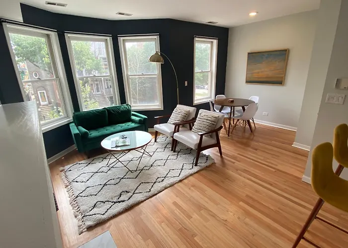 Modern Wrigley Oasis With Parking! Holiday home Chicago