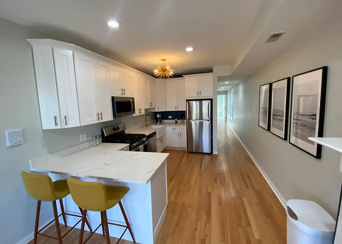 Modern Wrigley Oasis With Parking!