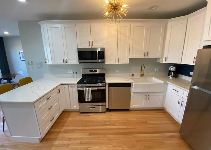 Modern Wrigley Oasis With Parking! * Chicago
