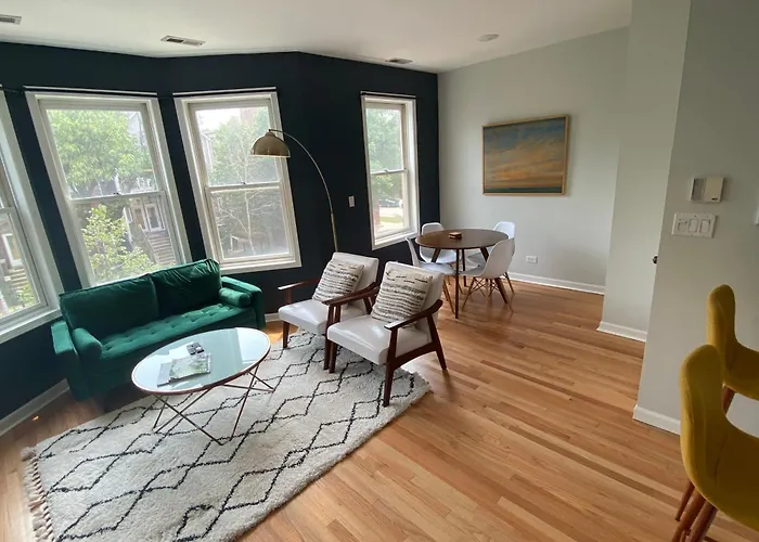Modern Wrigley Oasis With Parking! Chicago